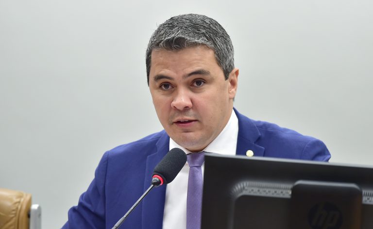 Deputado Diego Garcia (Republicanos-PR) fala em comissão da Câmara dos Deputados