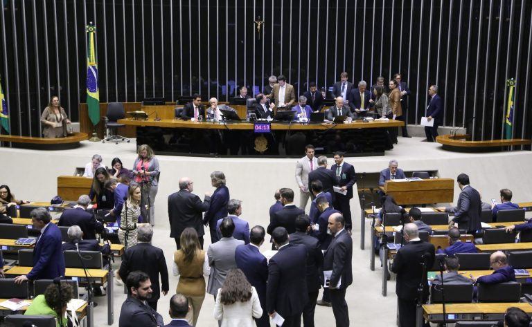 Deputados reunidos no plenário