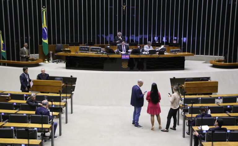 Deputados reunidos no plenário