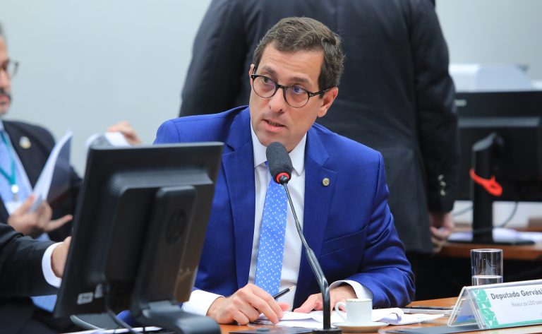 deputado Gervásio Maia na reunião da comissão