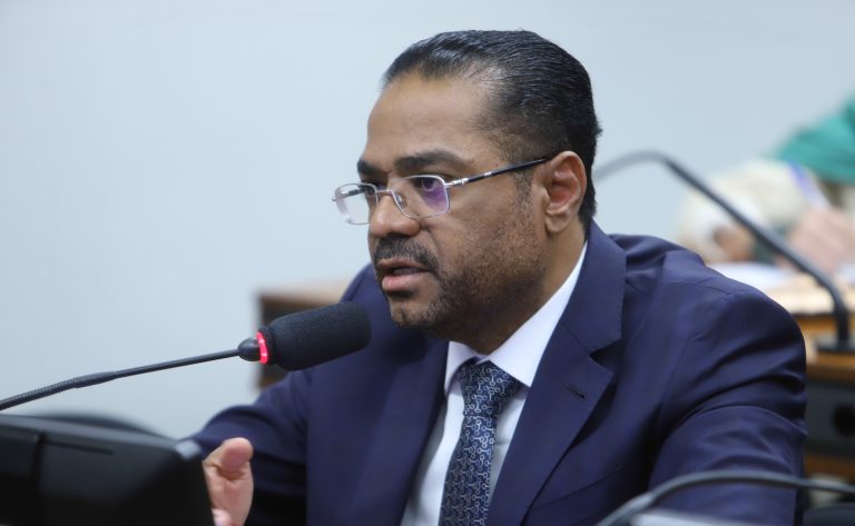Deputado Márcio Marinho (Republicanos-BA) fala em comissão da Câmara dos Deputados