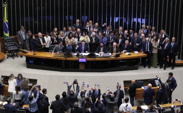 Discussão e Votação de Propostas Legislativas.