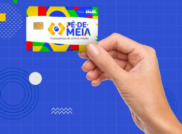 Imagem de uma mão segurando o cartão do Programa Pé-de-Meia