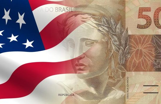 Montagem da bandeira dos EUA com uma nota de 50 reais