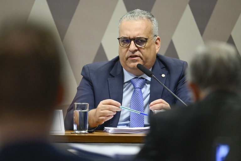 Comissão Parlamentar Mista de Inquérito do INSS - 2025 (CPMI - INSS) realiza oitiva da coordenadora da Câmara de Coordenação e Revisão Previdenciária da Defensoria Pública da União (DPU).O objetivo da comissão é investigar fraudes no Instituto Nacional do Seguro Social (INSS), envolvendo descontos irregulares em benefícios de aposentados e pensionistas. A CMPI é formada por senadores e deputados, num total de 32 titulares e igual número de suplentes. Em pronunciamento, à mesa, relator da CPMI - INSS, deputado Alfredo Gaspar (União-AL).