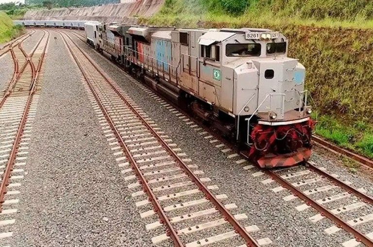 Trem de cargas andando no trilho durante o dia