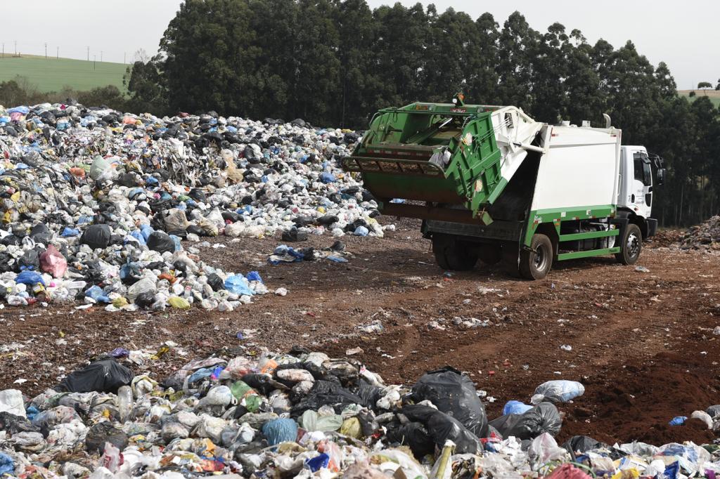 Meio Ambiente - lixo e reciclagem - depósito lixo lixão resíduos sólidos Caminhão descarta resíduos em lixão a céu aberto