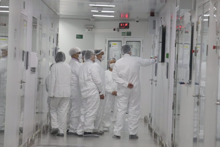Saúde - coronavírus - Pandemia - Covid-19 - produção de vacinas - butantan - saída do turno da madrugada dos funcionários do Instituto Butantan