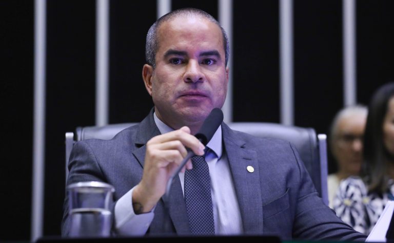 Deputado Fred Linhares fala ao microfone