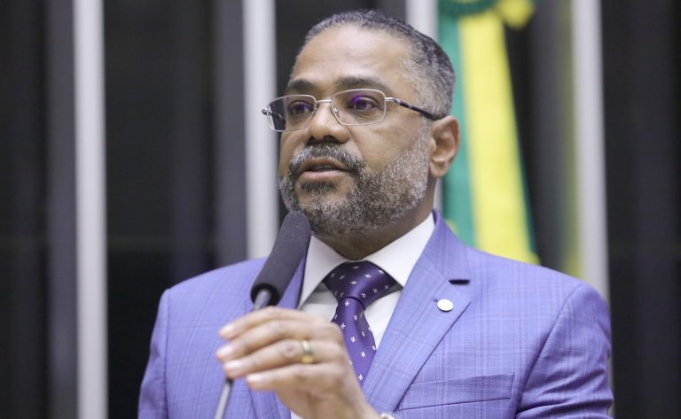 Deputado Márcio Marinho (Republicanos-BA) fala no Plenário da Câmara dos Deputados