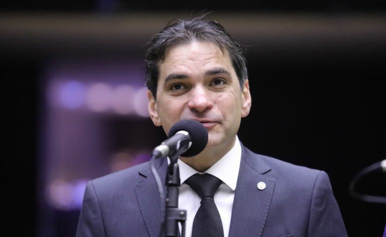 Deputado Murilo Galdino fala ao microfone