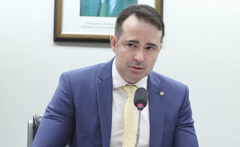 Deputado Bruno Ganem fala ao microfone