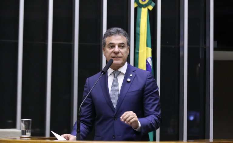 Deputado Beto Richa (PSDB-PR) fala no Plenário da Câmara dos Deputados