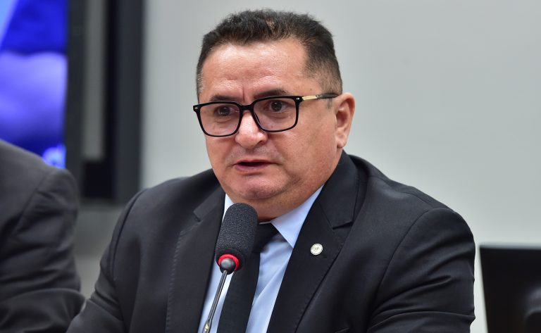 Deputado Prof. Reginaldo Veras (PV-DF) fala em comissão da Câmara dos Deputados