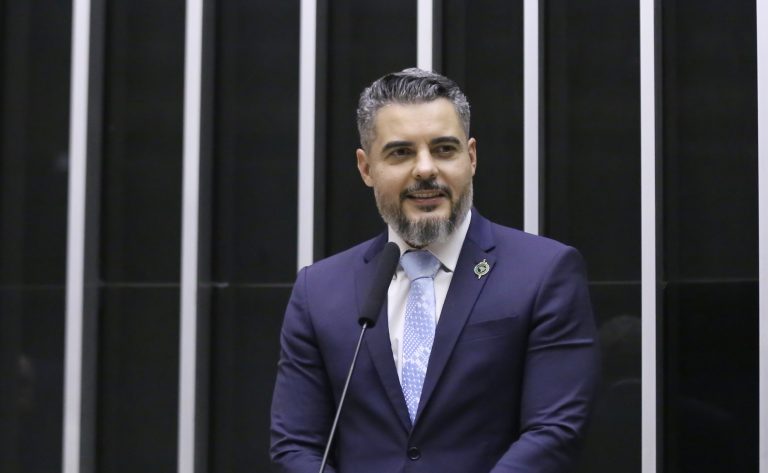 Deputado Thiago Flores (Republicanos-RO) no Plenário da Câmara dos Deputados