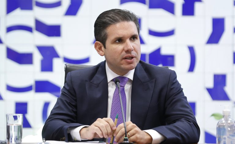 Motta preside a reunião de líderes