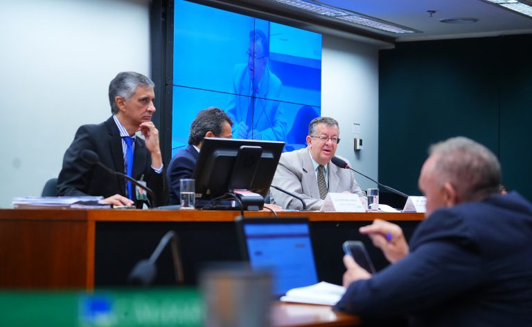 Audiência Pública - Obstáculos para concessão de empréstimo consignado junto ao INSS. Dep. Ricardo Abrão (UNIÃO - RJ) e Diretor-adjunto de Produtos - Federação Brasileira de Bancos - FEBRABAN, Rafael Baldi da Silva