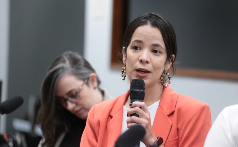 Audiência Pública - Novos medicamentos de ação prolongada na resposta ao HIV/Aids. Coordenadora do GTPI/REBRIP e Advogada da Associação Brasileira Interdisciplinar de AIDS, Susana Van Der Ploeg.