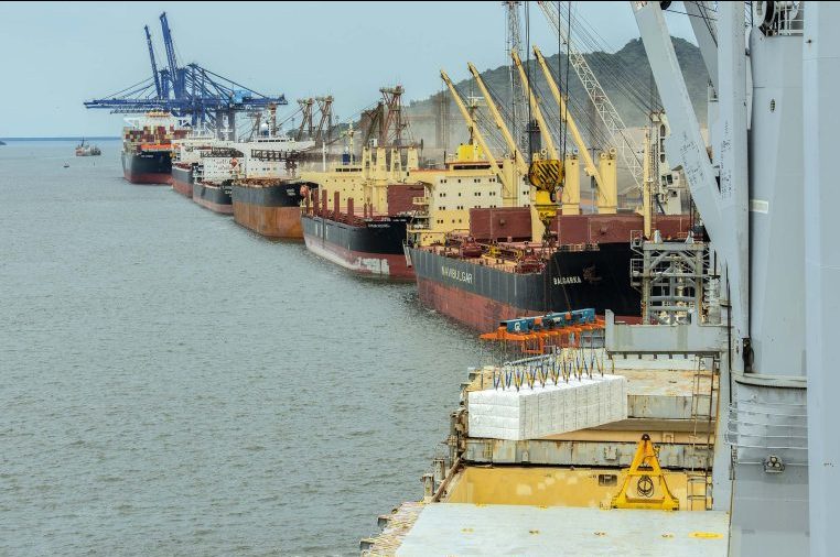 Um porto com vários navios parados