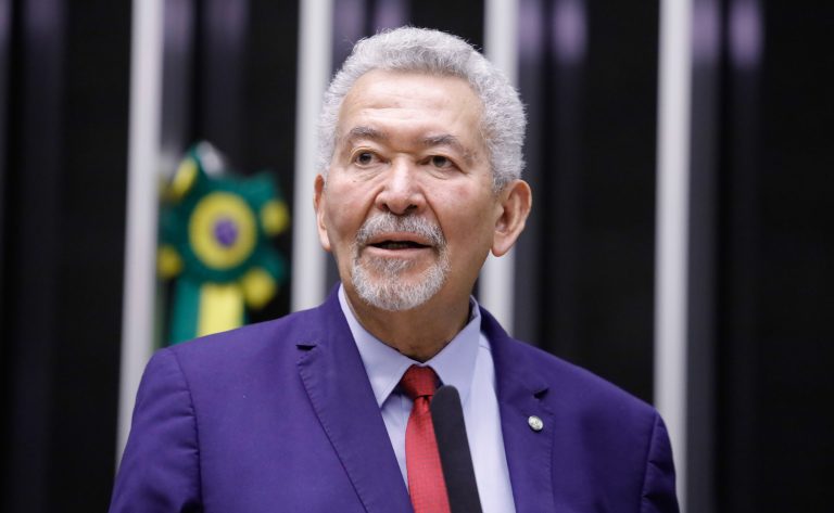 Deputado Paulão (PT-AL) fala no Plenário da Câmara dos Deputados