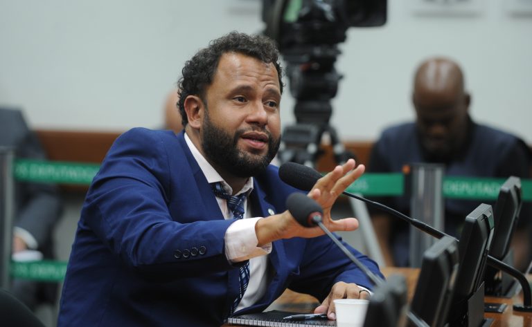 Deputado Pastor Henrique Vieira (Psol-RJ) fala em comissão da Câmara dos Deputados