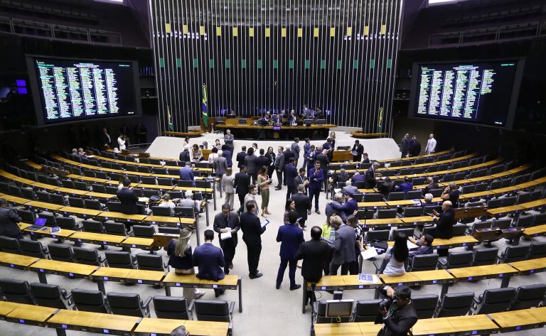 Discussão e votação de propostas legislativas.