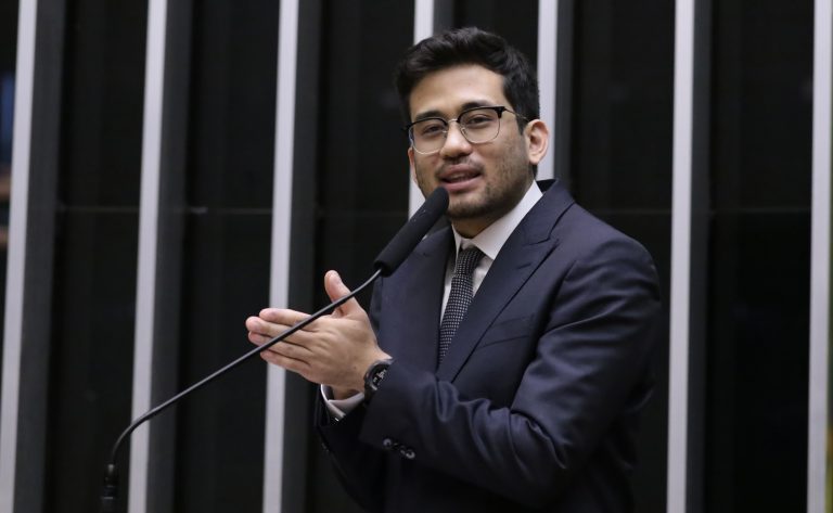 Deputado Kim Kataguiri fala ao microfone