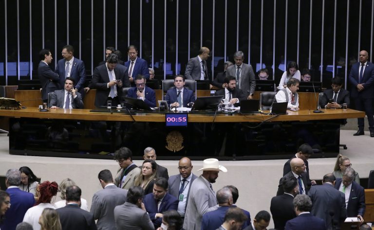 Discussão e votação de propostas legislativas.