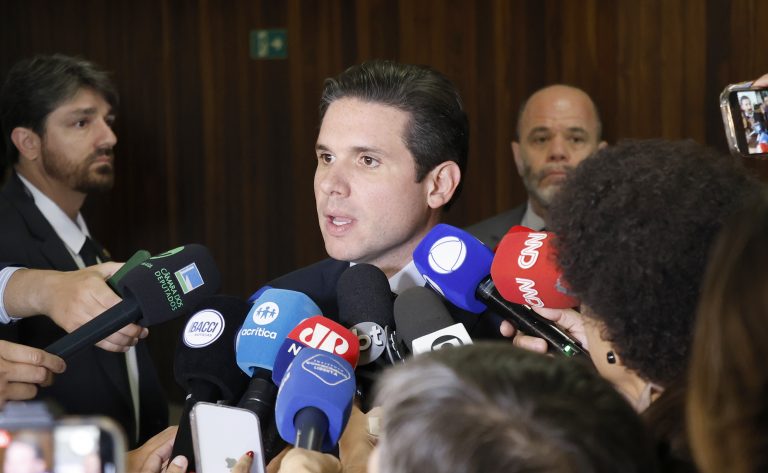 Deputado Hugo Motta fala ao microfone