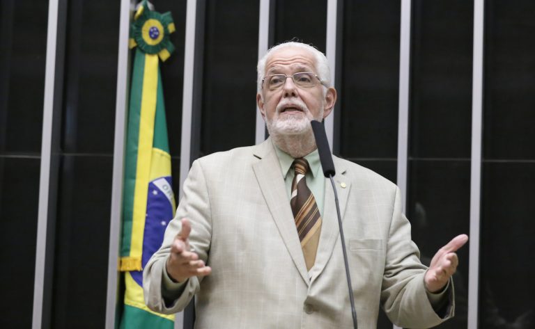 Deputado Jorge Solla fala ao microfone
