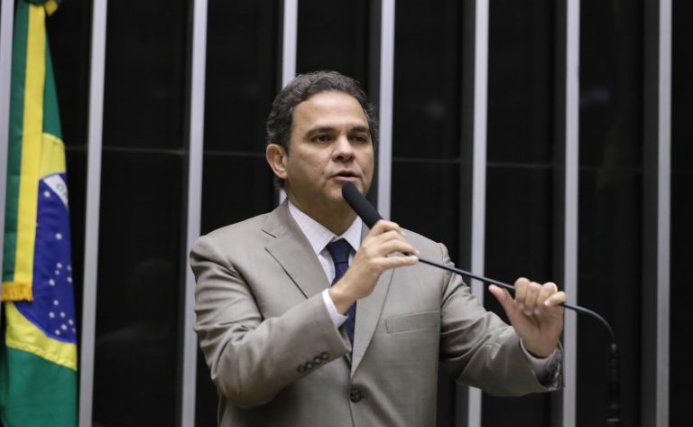 Deputado José Priante fala ao microfone