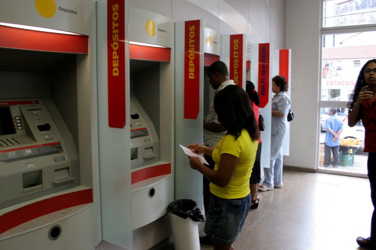 Saúde - coronavírus - bancos atendimento bancários distanciamento máscaras prevenção contágio contaminação Covid-19 pandemia clientes economia empréstimos financiamentos consumidor espera filas (Agência do Banpará em Belém-PA)