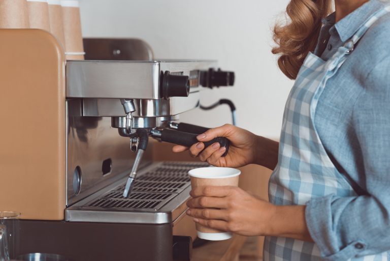 Microempreendedora prepara café em máquina