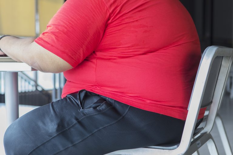 Saúde - geral - obesidade - gordofobia - homem gordo sentado em cadeira
