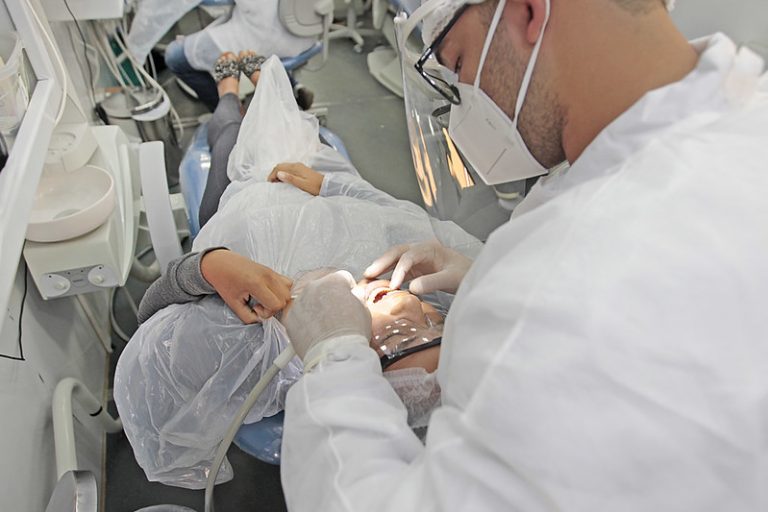 Dentista atendendo paciente