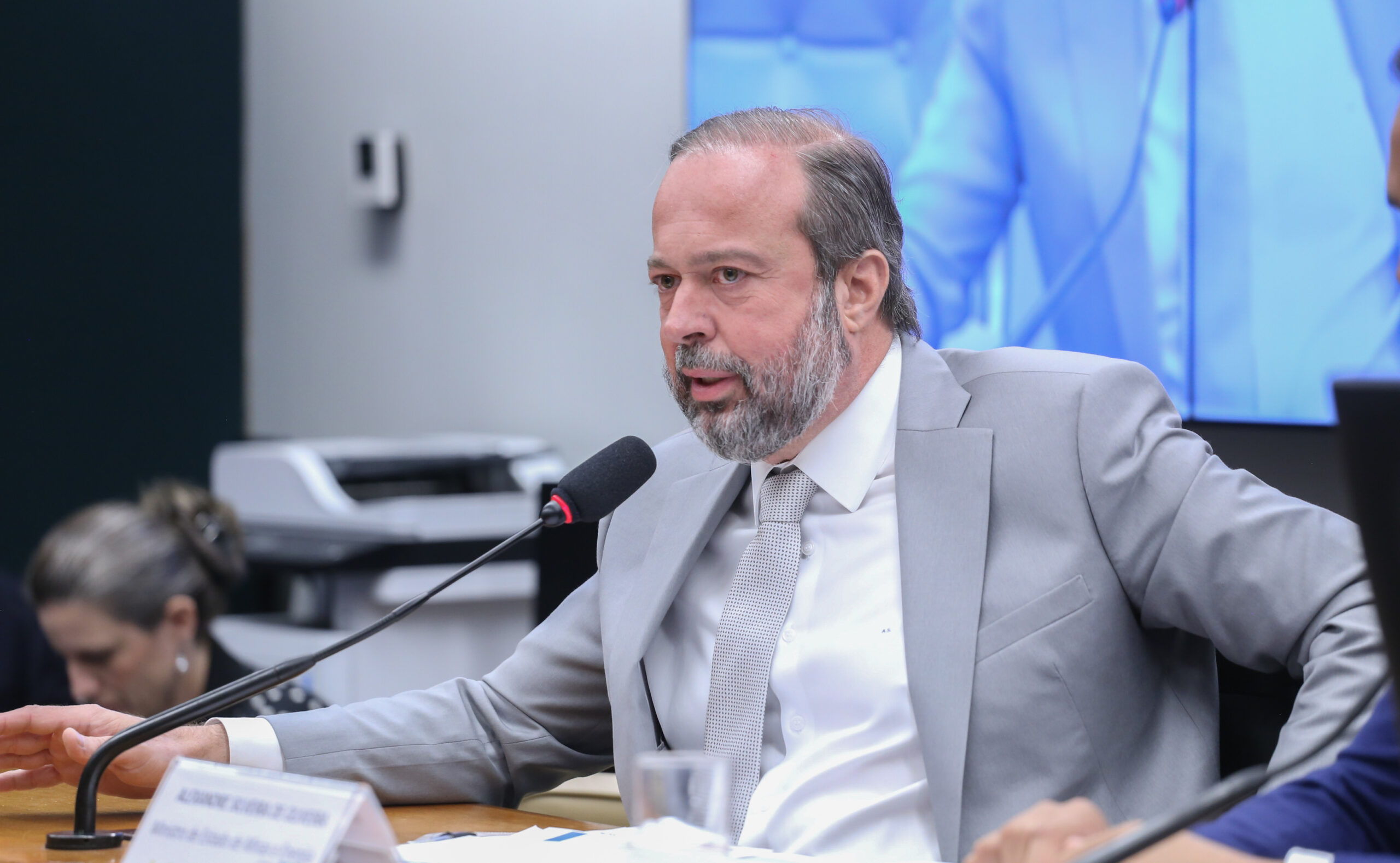 Discutir o conteúdo e os possíveis impactos da Medida Provisória nº 1.300/2025, que propõe alterações estruturais no setor elétrico brasileiro. Ministro de Estado de Minas e Energia, Alexandre Silveira de Oliveira. Ministro de Minas e Energia, Alexandre Silveira