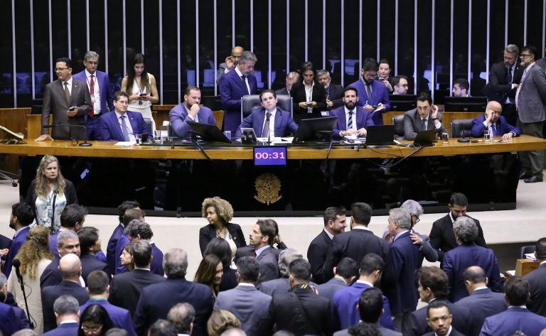 Discussão e votação de propostas legislativas.