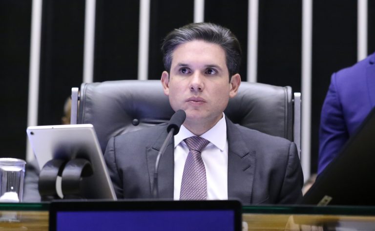 Hugo Motta preside a sessão do plenário