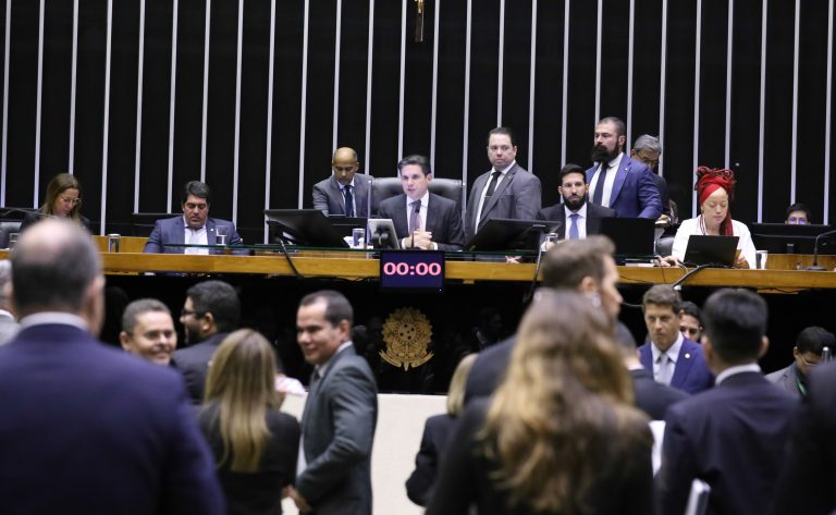 Discussão e votação de propostas legislativas.