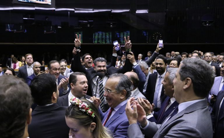 Discussão e votação de propostas legislativas.