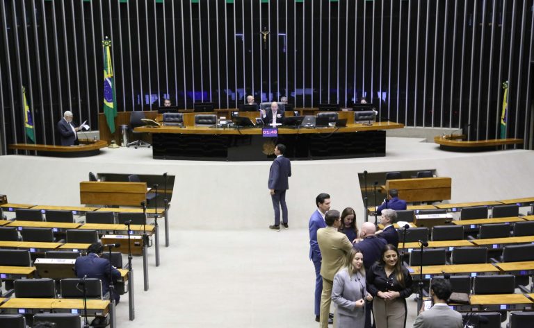 Discussão e votação de propostas legislativas.