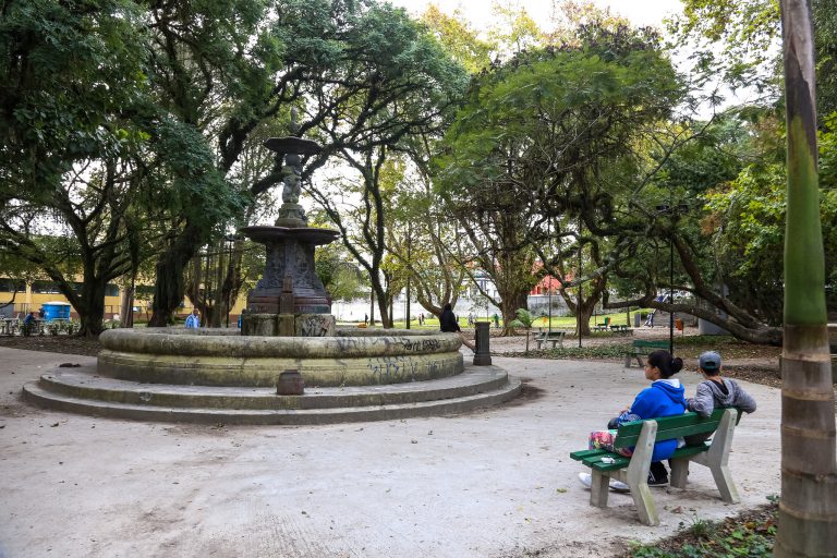 Cidades - geral - arborização municípios imóveis prédios lazer passatempo (praça Cypriano Barcelos, Pelotas-PR)