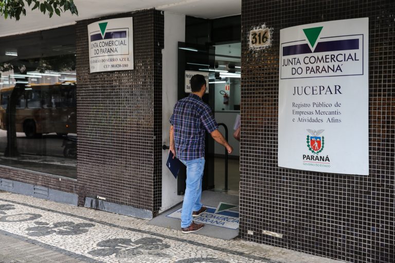 Fachada de junta comercial no Paraná