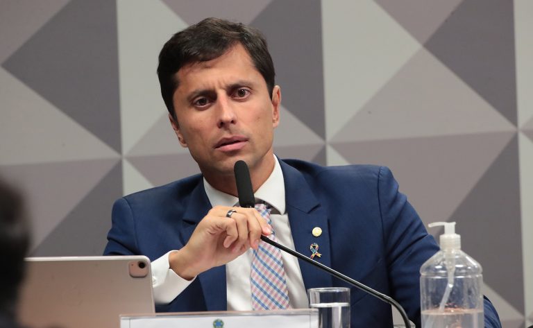 Deputado Duarte Jr. fala ao microfone