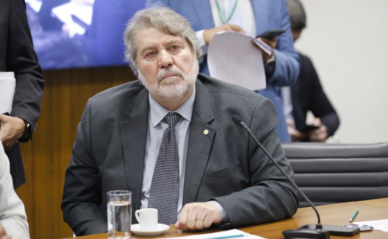 Deputado Renildo Calheiros (PCdoB-PE) em reunião na Câmara dos Deputados