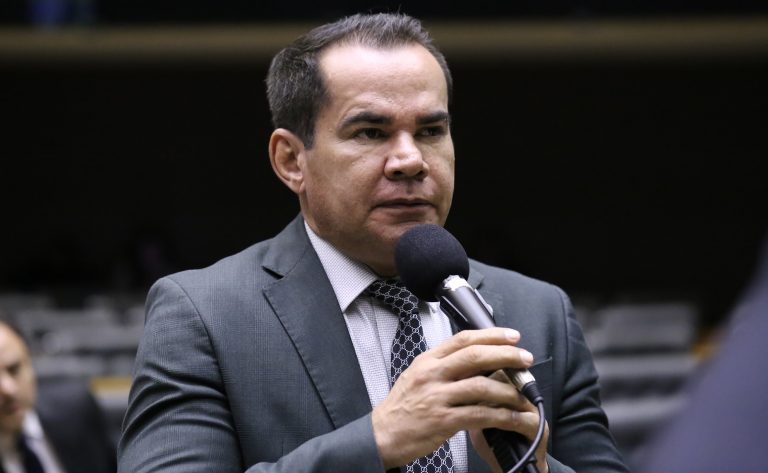Deputado Defensor Stélio Dener (Republicanos-RR) fala no Plenário da Câmara dos Deputados