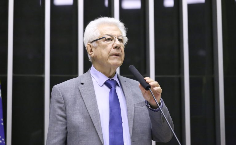Deputado Arlindo Chinaglia (PT-SP) fala no Plenário da Câmara dos Deputados