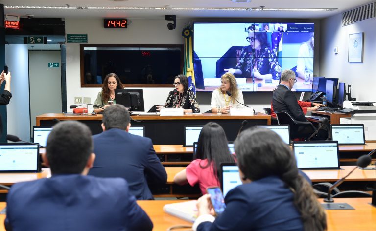 Audiência Pública - Saúde e suplementos alimentares: riscos, benefícios e regulação. Dep. Ana Pimentel (PT-MG)