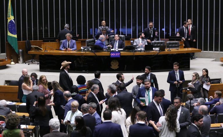 Discussão e votação de propostas legislativas.