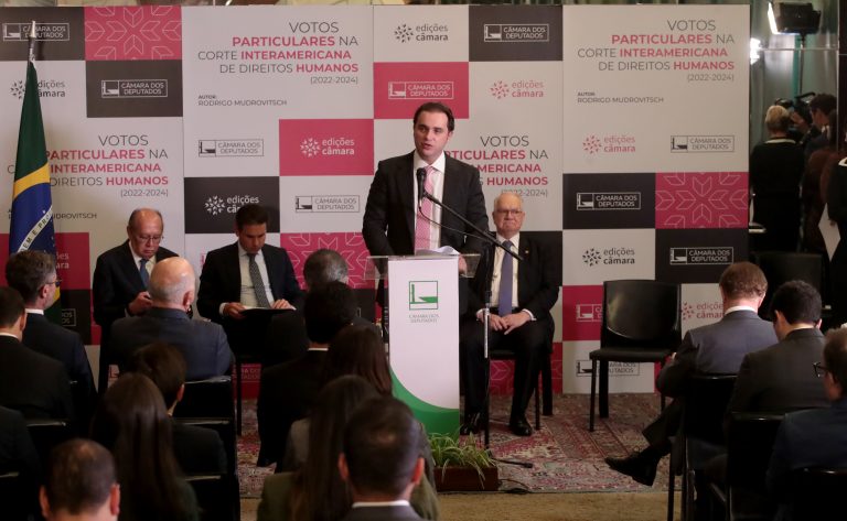 Mudrovitsch discursa no lançamento do seu livro